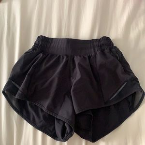 Black lululemon hotly hot shorts 2.5”